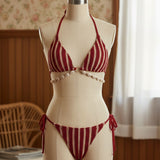 Costum de baie cu bikini contrastant, cu inel O roșu